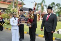 Wali Kota Mojokerto saat menyerahkan penghargaan secara simbolis kepada pemenang lomba kelurahan tahun 2025 (ist)
