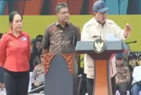Presiden Prabowo mendengarkan tuntutan buruh pada aksi May Day 2025 di Monas, Jakarta.(Dok foto ANTARA)