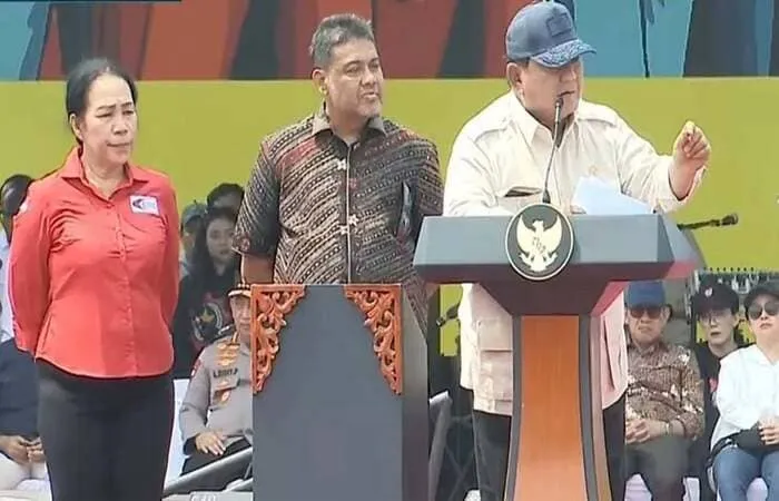 Presiden Prabowo mendengarkan tuntutan buruh pada aksi May Day 2025 di Monas, Jakarta.(Dok foto ANTARA)