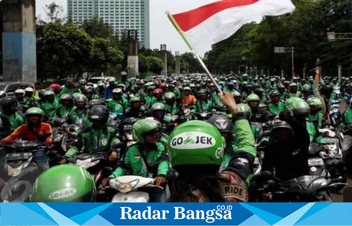 Ribuan pengemudi ojek online dan kurir melakukan aksi unjuk rasa di kawasan Monas, Jakarta, 20 Mei 2025. (Dok foto Liputan6)