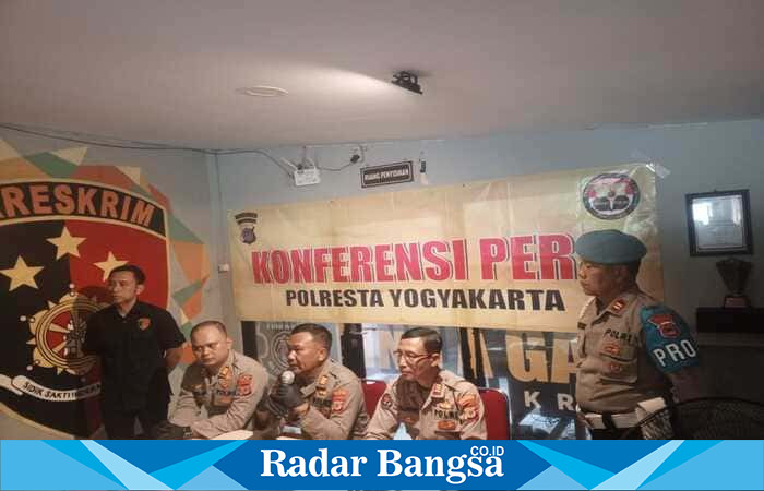 Petugas Polsek Kotagede menunjukkan barang bukti perusakan nisan oleh pelajar SMP dalam konferensi pers, Selasa (20/5/2025). (Dok foto PAIMAN/RadarBangsa.co.id)