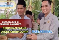 Firnando Ganinduto meresmikan pembangunan talud di Desa Banyuurip, Kendal.