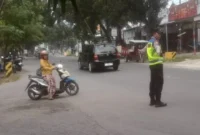 Petugas Polsek Tikung atur lalu lintas pagi di simpang tiga Pule Lamongan (IST)