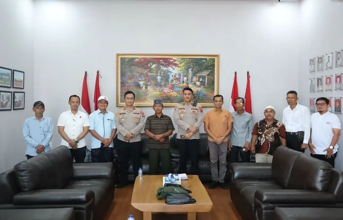 Ketua APMPB H. Zulkifi Matondang dan pengurus lainnya saat audensi dengan Polres Asahan terkait kasus judi sabung ayam yang melibatkan Pajar Prianto. (ist)