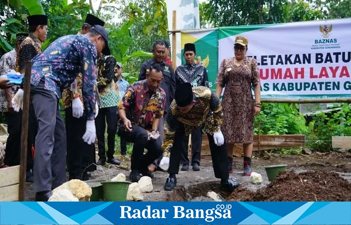 Ketua Baznas Gunungkidul bersama Bupati meletakkan batu pertama pembangunan Rumah Tidak Layak Huni (RTLH) di Kalurahan Piyaman, sebagai simbol dimulainya program bantuan hunian layak bagi warga miskin ekstrem.(IST)