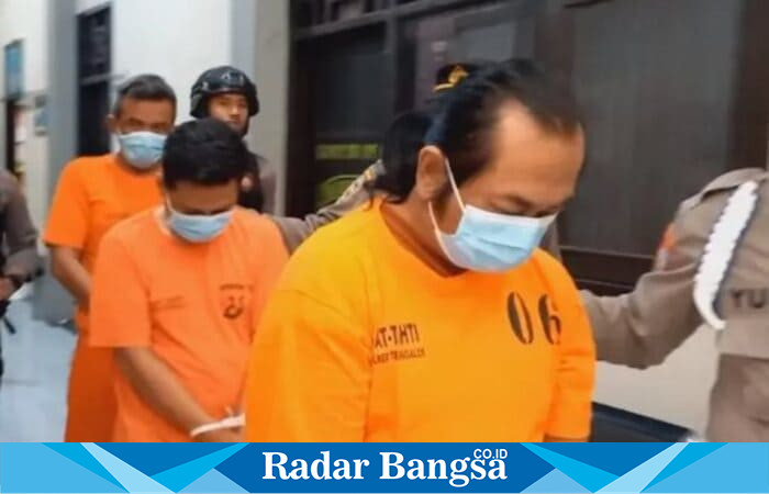 Oknum wartawan pemeras kepala desa saat diamankan Polres Trenggalek (ist)