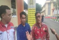 Achmad Winarno buruh pabrik didampingi kuasa hukum dan LSM LIRA melaporkan dugaan penganiayaan dan perampasan motor di Polres Mojokerto (Dok Hardi/RadarBangsa)