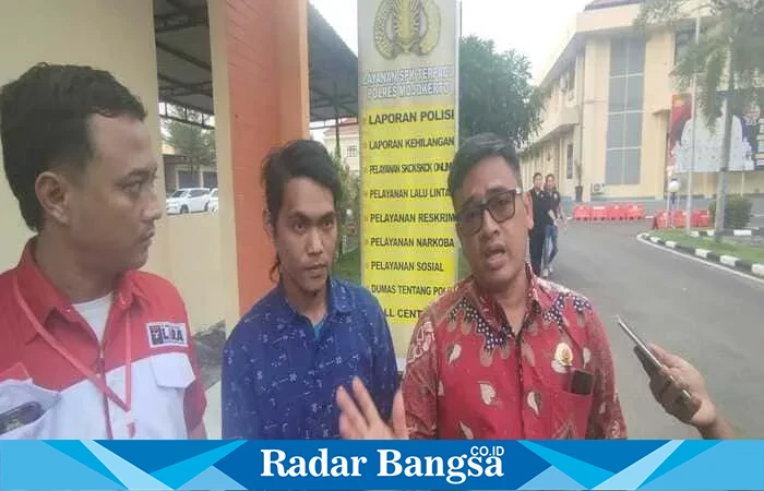 Achmad Winarno buruh pabrik didampingi kuasa hukum dan LSM LIRA melaporkan dugaan penganiayaan dan perampasan motor di Polres Mojokerto (Dok Hardi/RadarBangsa)
