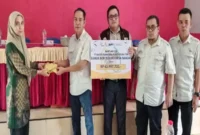 Serah terima bantuan CSR sumur bor dari PT BSP kepada Kepala Desa Banjar di Aula Desa Banjar, Asahan, Sumatera Utara. (ist)