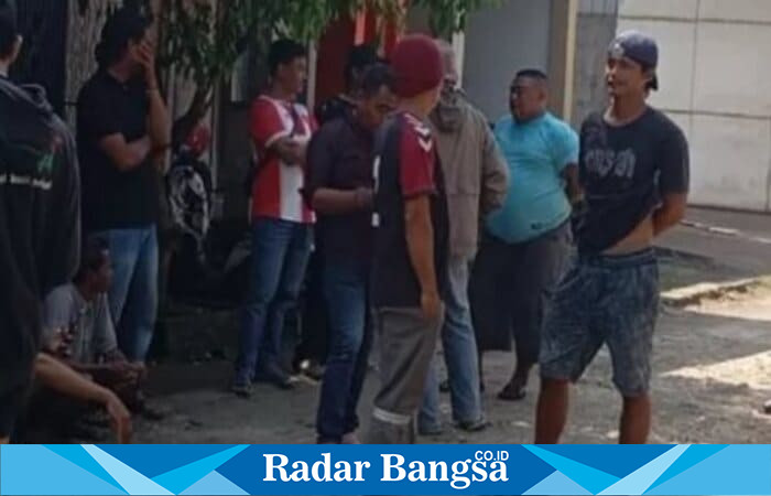 Puluhan pemuda Karang Taruna Desa Kesambi menggelar aksi damai di depan pabrik arang briket, Lamongan, 19 Mei 2025 (ist)
