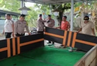 Petugas Polsek Lakarsantri mengamankan ayam dan sepeda motor saat penggerebekan arena judi sabung ayam di Made Sambikerep Surabaya.(Istimeaw)
