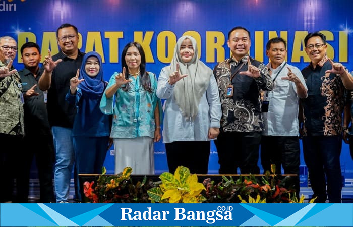 Wakil Gubernur NTB Hj. Indah Damayanti Putri saat foto bersama di  rapat koordinasi sektor perhubungan di Gedung Bank Mandiri Cakranegara (Dok Istimewa)