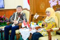 Dubes Singapura Kwok Fook Seng bersama Gubernur Khofifah bahas kerja sama investasi dan pendidikan di Gedung Grahadi, Surabaya (hms)