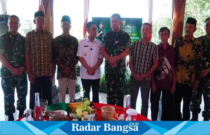 Kasad Jenderal Maruli Simanjuntak meresmikan sumur bor TNI AD di Gunungkidul dengan warga setempat hadir (Dok foto Paiman)