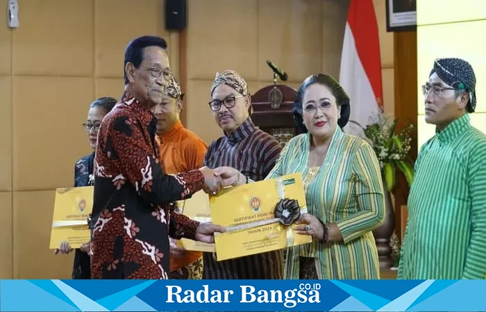 Bupati Gunungkidul menerima sertifikat WBTB dari Sri Sultan Hamengkubuwono X di Kantor Gubernur DIY (Dok Istimewa)