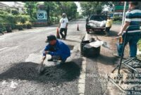 Petugas PUPR Kota Batu, Melakukan penutupan jalan berlubang yang ada di jalan kota Batu. (ist)