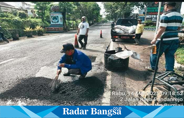 Petugas PUPR Kota Batu, Melakukan penutupan jalan berlubang yang ada di jalan kota Batu. (ist)