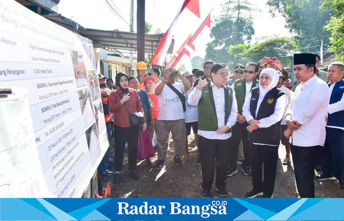 Gubernur Khofifah Indar Parawansa dan Bupati Jember Muhammad Fawait meninjau lokasi pembangunan jalan strategis Rambipuji-Puger sepanjang 7,5 kilometer. (ISTIMEWA)
