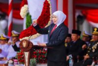 Gubernur Jawa Timur Khofifah Indar Parawansa memimpin Upacara Peringatan Hari Kebangkitan Nasional Ke-117 di Halaman Gedung Negara Grahadi Surabaya, Selasa (20/5/2025), (Foto: Pemprov Jatim)