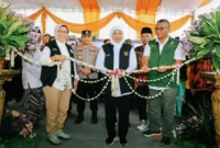 Gubernur Jawa Timur Khofifah Indar Parawansa saat meresmikan Tempat Pengolahan Sampah 3R di Desa Purworejo, Lumajang (Dok foto Istimewa)