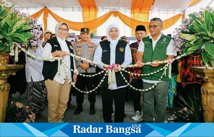 Gubernur Jawa Timur Khofifah Indar Parawansa saat meresmikan Tempat Pengolahan Sampah 3R di Desa Purworejo, Lumajang (Dok foto Istimewa)