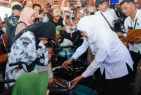 Gubernur Khofifah Indar Parawansa menyerahkan bantuan sosial dan BKK Desa kepada masyarakat Ponorogo di Pendopo Agung (hms)