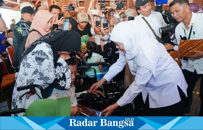 Gubernur Khofifah Indar Parawansa menyerahkan bantuan sosial dan BKK Desa kepada masyarakat Ponorogo di Pendopo Agung (hms)
