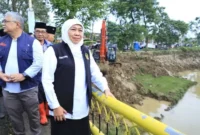 Gubernur Khofifah Indar Parawansa meninjau pengerukan Sungai Jombang di Pamekasan menggunakan excavator (Dok Foto Istimewa)