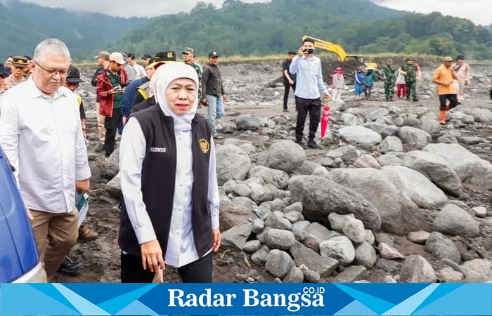 Gubernur Khofifah Indar Parawansa meninjau lokasi perbaikan tanggul pasca banjir lahar dingin Gunung Semeru di Desa Sumberwuluh, Lumajang.(Dok Istimewa)