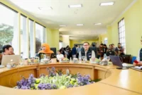 Gubernur Jatim Khofifah Indar Parawansa saat meninjau Posko SPMB 2025 di Kantor UPT TIK Disdik Jatim, didampingi Kepala Dinas Pendidikan Aries Agung Paewai, Jumat (30/5/2025).(istimewa)
