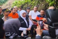 Gubernur Khofifah saat meninjau lokasi longsor di Desa Depok, Trenggalek (ISTIMEWA)