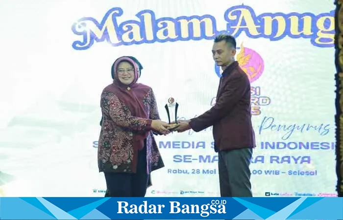 H. Supriyadi menerima penghargaan SMSI Award 2025 kategori Pelopor Rokok Kretek Lokal Berdaya Saing Nasional di Pendopo Agung Keraton Sumenep, Rabu (28/5/2025). (Dok ISTIMEWA