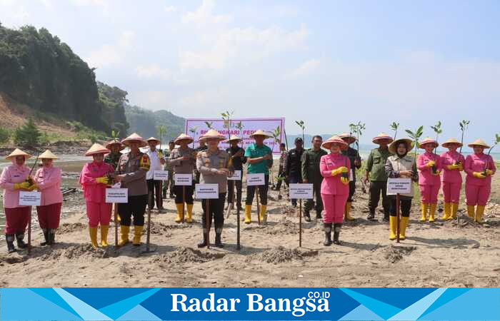 Kapolres Tulungagung dan Bhayangkari menanam pohon mangrove di Pantai Sine, Kalidawir (ist)