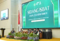 Cecep Nurwendaya menjelaskan posisi hilal pada Sidang Isbat Awal Zulhijah 1446 H di Kantor Kemenag, Jakarta (Dok Foto Kemenag)