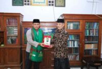 Kapolres Lamongan AKBP Agus Dwi Suryanto saat memberikan cendramata kepada Prof. Dr. KH. Abdul Ghofur  di Pondok Pesantren Sunan Drajat  (IST)