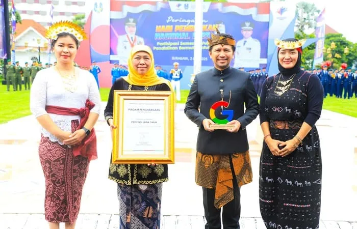 Gubernur Khofifah Indar Parawansa menerima penghargaan dari Google for Education Indonesia di Peringatan Hari Pendidikan Nasional (Hardiknas) 2025, Surabaya.(hms)