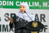 Gubernur Jawa Timur Khofifah Indar Parawansa saat menyampaikan komitmen pengusulan gelar Pahlawan Nasional untuk KH Muhammad Yusuf Hasyim dalam acara Istighosah dan Seminar di SMP–SMA Unggulan Amanatul Ummah, Surabaya, Rabu (28/5/2025). (Dok Istimewa)