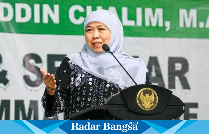 Gubernur Jawa Timur Khofifah Indar Parawansa saat menyampaikan komitmen pengusulan gelar Pahlawan Nasional untuk KH Muhammad Yusuf Hasyim dalam acara Istighosah dan Seminar di SMP–SMA Unggulan Amanatul Ummah, Surabaya, Rabu (28/5/2025). (Dok Istimewa)