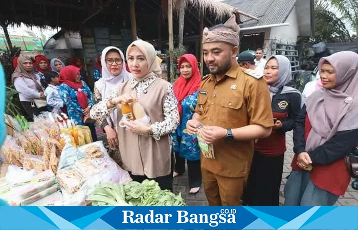 Wakil Wali Kota Batu Heli Suyanto berdialog dengan anggota Kelompok Wanita Tani di Pasar Kuliner Mojorejo (Dok Istimewa)