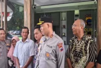 Kapolres Kendal AKBP Hendry Susanto Sianipar,memfasilitasi kedua pihak PKL dan Oknum satpam. (RadarBangsa.co.id.)