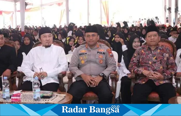 Kapolres Lamongan menghadiri pengukuhan hafidz dan hafidzah Gerakan Lamongan Menghafal Al-Qur’an 2025 di Alun-alun Kabupaten Lamongan.(Istimewa)