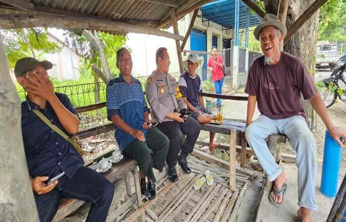 Kapolsek Tikung AKP Anang Purwo Widodo berinteraksi dengan pengunjung Warkop LA Mania dalam patroli dialogis (ist)