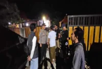 Kapolsek Tikung dan anggota  melakukan pengamanan saat peringatan Harlah ke-65 PMII di Graha Narita, Lamongan.(ist)