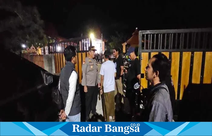Kapolsek Tikung dan anggota  melakukan pengamanan saat peringatan Harlah ke-65 PMII di Graha Narita, Lamongan.(ist)