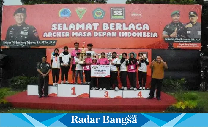 Danrem 072/Pamungkas Brigjen TNI Bambang Sujarwo menyerahkan trofi juara panahan Waroeng SS Gladi Panahan 2025 kepada klub Giforce Archery (Dok foto Penrem 072)