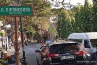 Kondisi jalan bergelombang di Jl. Diponegoro, Mojorejo, Kota Batu akibat akar pohon besar. (RadarBangsa.co.id)