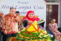 Gubernur Khofifah menyapa lansia dan memotong tumpeng dalam peringatan HLUN 2025 di Panti Werda Surabaya. (Dok Istimewa)