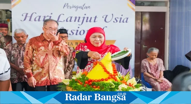 Gubernur Khofifah menyapa lansia dan memotong tumpeng dalam peringatan HLUN 2025 di Panti Werda Surabaya. (Dok Istimewa)