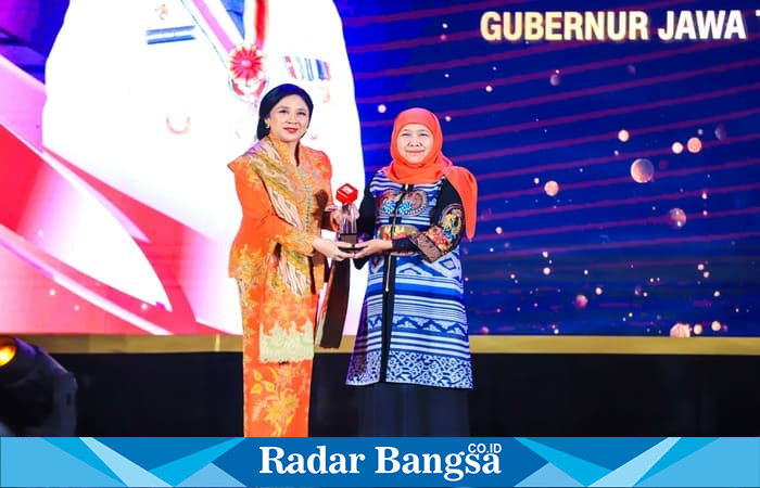 Gubernur Jawa Timur Khofifah Indar Parawansa menerima penghargaan dalam ajang CNN Indonesia Leading Women Awards 2025 di Jakarta (hms)
