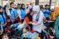 Gubernur Jawa Timur Khofifah Indar Parawansa menyerahkan bansos di Bondowoso (hms)
